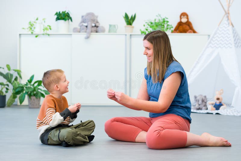 Babyteckenspråk. Icke-verbalt lärande för barn att skriva under med hjälp av talterapeut. Barnsterapi. royaltyfria bilder