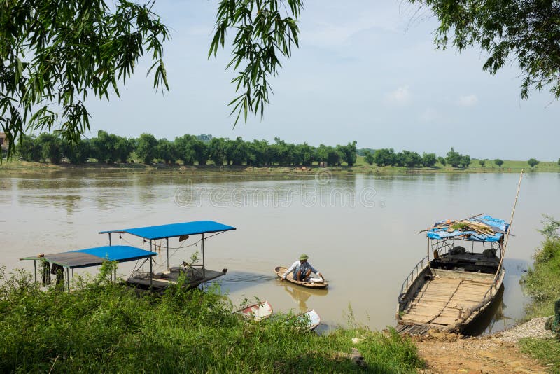 Bac Ninh, Vietnam - 29 maggio 2016: Stazione del traghetto del trasporto sulla sponda del fiume di Cau immagini stock libere da diritti Bac Ninh, Vietnam - 29 maggio 2016: Stazione del traghetto del trasporto sulla sponda del fiume di Cau immagini stock libere da diritti