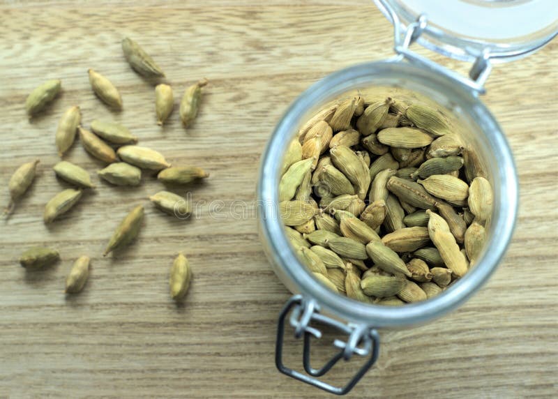 Baccelli secchi del cardamomo verde in barattolo fotografia stock libera da diritti Baccelli secchi del cardamomo verde in barattolo fotografia stock libera da diritti