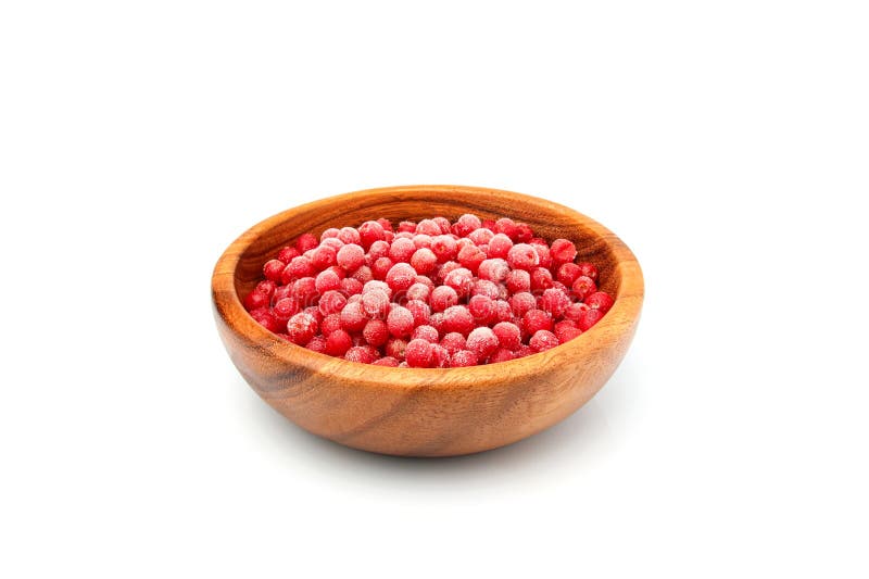 Bacche rosse congelate dello marino spincervino in una ciotola di legno fotografia stock Bacche rosse congelate dello marino spincervino in una ciotola di legno fotografia stock