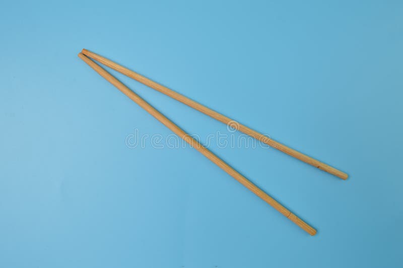 Bacchette di legno isolate su fondo blu immagine stock libera da diritti