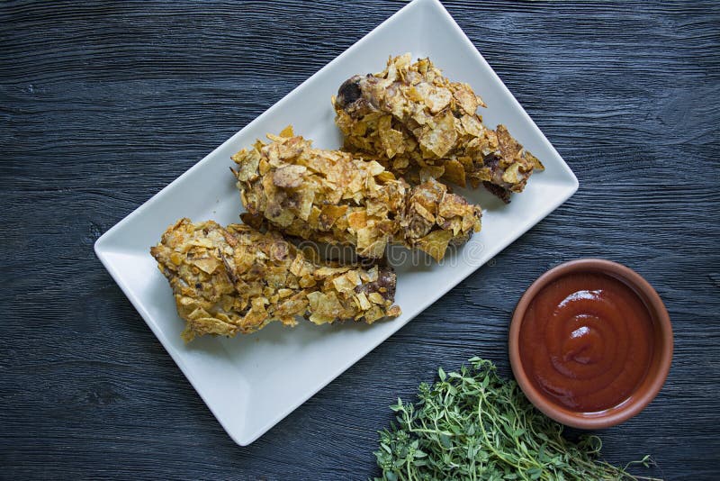 Bacchette di pollo arrostito su un piatto Bacchette di pollo impanate, pollo fritto Priorit? bassa di legno scura immagini stock libere da diritti Bacchette di pollo arrostito su un piatto Bacchette di pollo impanate, pollo fritto Priorit? bassa di legno scura immagini stock libere da diritti