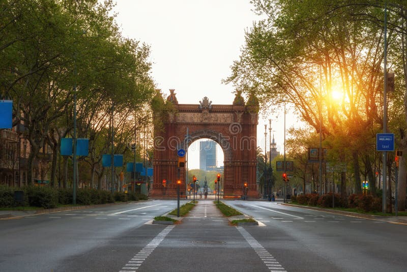 Bacelona Arco de Triomf durante o nascer do sol na cidade de Barcelona em Catalonia, Espanha O arco é construído na alvenaria ave foto de stock Bacelona Arco de Triomf durante o nascer do sol na cidade de Barcelona em Catalonia, Espanha O arco é construído na alvenaria ave foto de stock