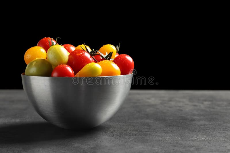 Bacia com os tomates suculentos saborosos fotos de stock royalty free