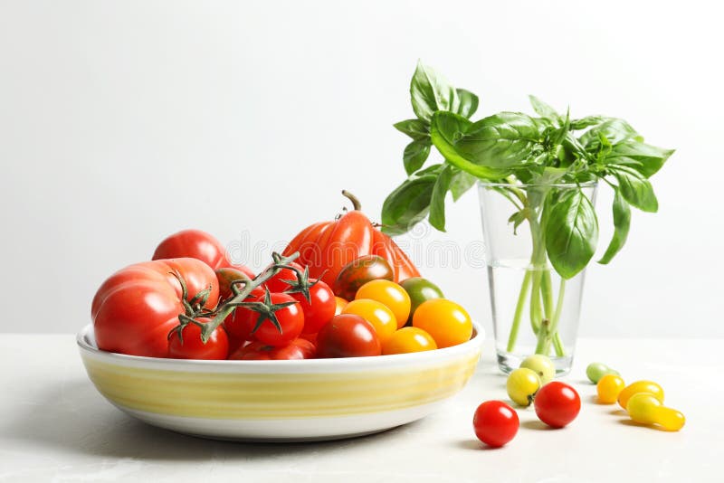 Bacia com os tomates suculentos saborosos imagens de stock royalty free