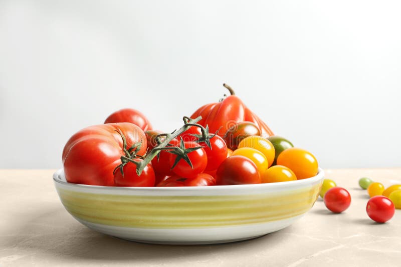 Bacia com os tomates suculentos saborosos fotos de stock royalty free