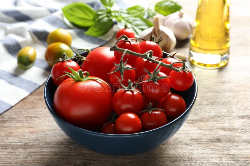 Bacia com os tomates suculentos saborosos fotos de stock