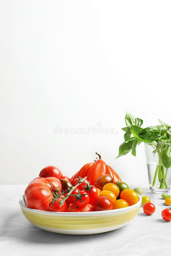 Bacia com os tomates suculentos saborosos fotografia de stock royalty free