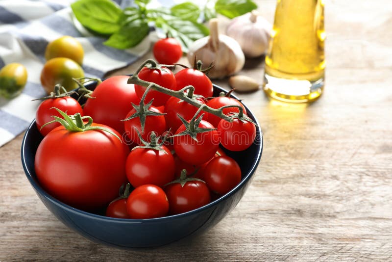 Bacia com os tomates suculentos saborosos fotografia de stock