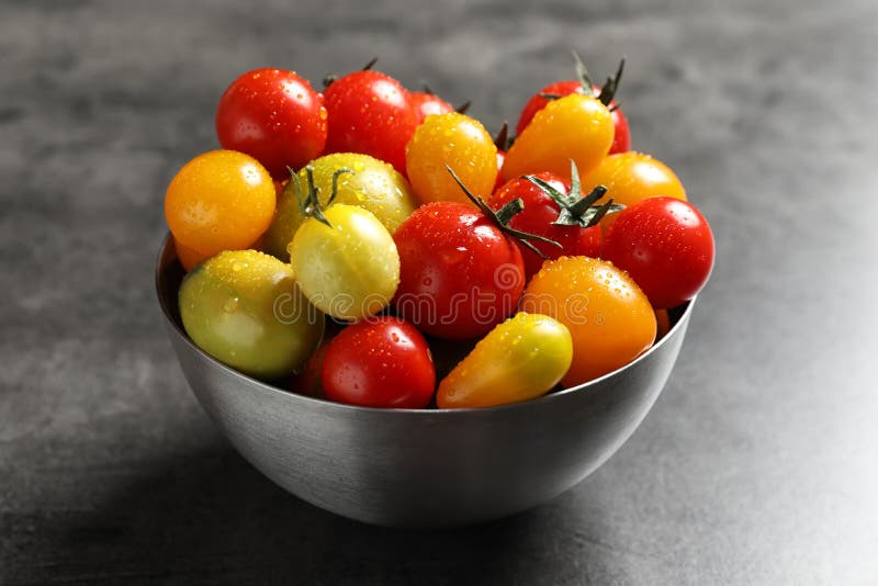 Bacia com os tomates suculentos saborosos fotografia de stock royalty free