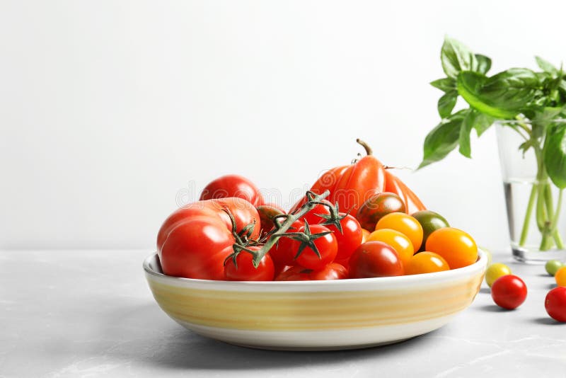 Bacia com os tomates suculentos saborosos imagens de stock