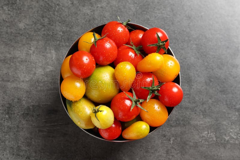 Bacia com os tomates suculentos saborosos imagem de stock royalty free