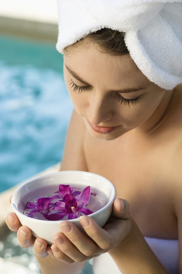 Bacia da terra arrendada da mulher de orquídeas. foto de stock Bacia da terra arrendada da mulher de orquídeas. foto de stock