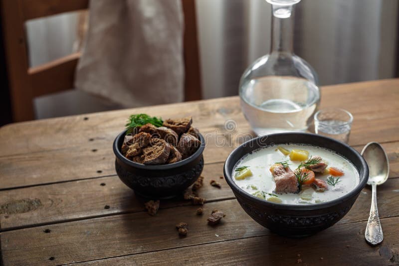 A bacia de lohikeitto da sopa dos salmões, culinária finlandesa fotos de stock A bacia de lohikeitto da sopa dos salmões, culinária finlandesa fotos de stock