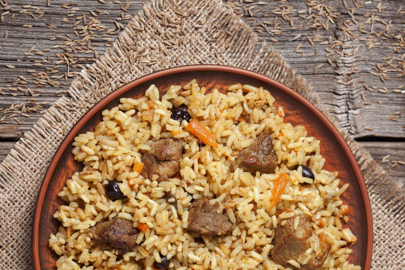 Bacia de pilau nacional árabe do alimento do arroz com fritado fotografia de stock Bacia de pilau nacional árabe do alimento do arroz com fritado fotografia de stock