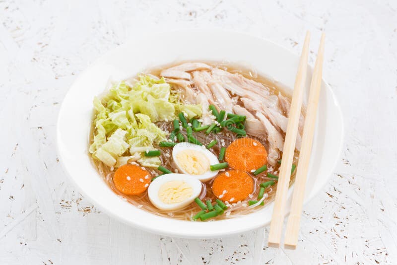 Bacia de sopa chinesa com macarronetes de vidro, close up imagem de stock royalty free