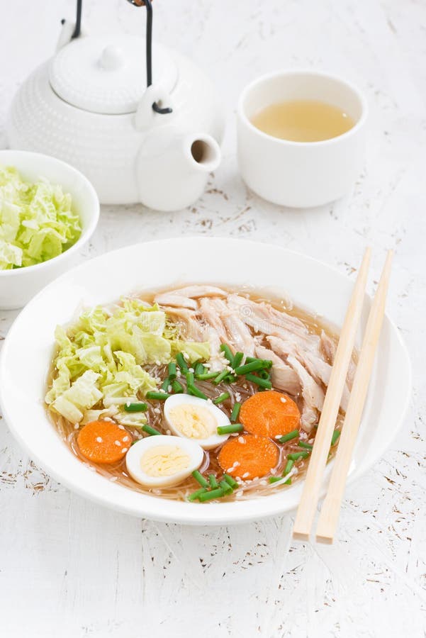 Bacia de sopa chinesa com macarronetes de vidro, vertical imagens de stock royalty free