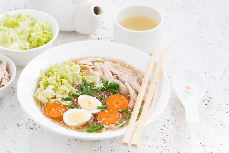 Bacia de sopa chinesa com macarronetes de vidro imagens de stock royalty free