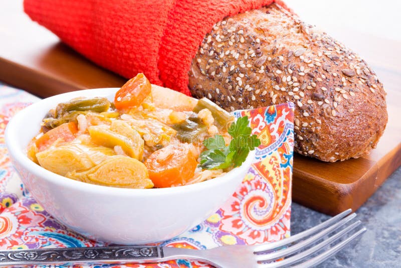 Bacia de sopa turca do alho-porro com pão foto de stock royalty free Bacia de sopa turca do alho-porro com pão foto de stock royalty free