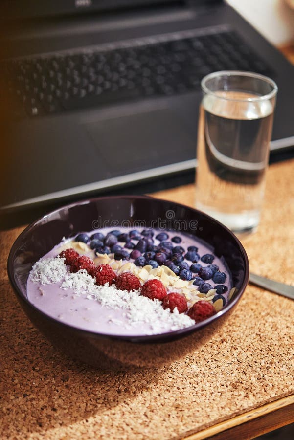 Bacia do batido com bagas fotografia de stock royalty free