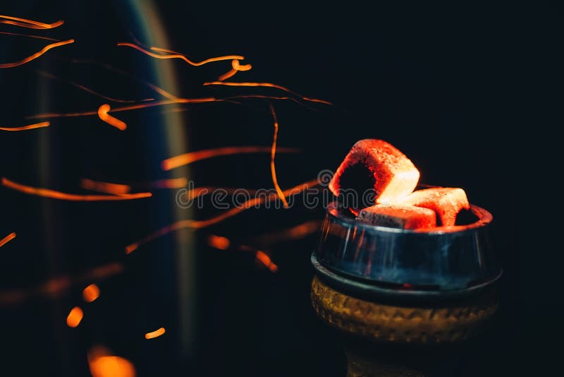 Bacia do cachimbo de água com área e resto de fumo caloroso de carvões quentes com sparkles vermelhos fotografia de stock royalty free Bacia do cachimbo de água com área e resto de fumo caloroso de carvões quentes com sparkles vermelhos fotografia de stock royalty free
