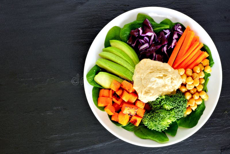 Bacia saudável do almoço com super-alimentos e legumes misturados