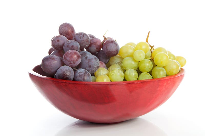 Bacia vermelha com uvas imagens de stock Bacia vermelha com uvas imagens de stock