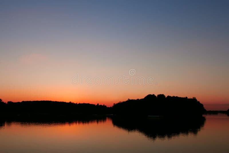 Bacino idrico di vista dopo il tramonto fotografia stock libera da diritti Bacino idrico di vista dopo il tramonto fotografia stock libera da diritti