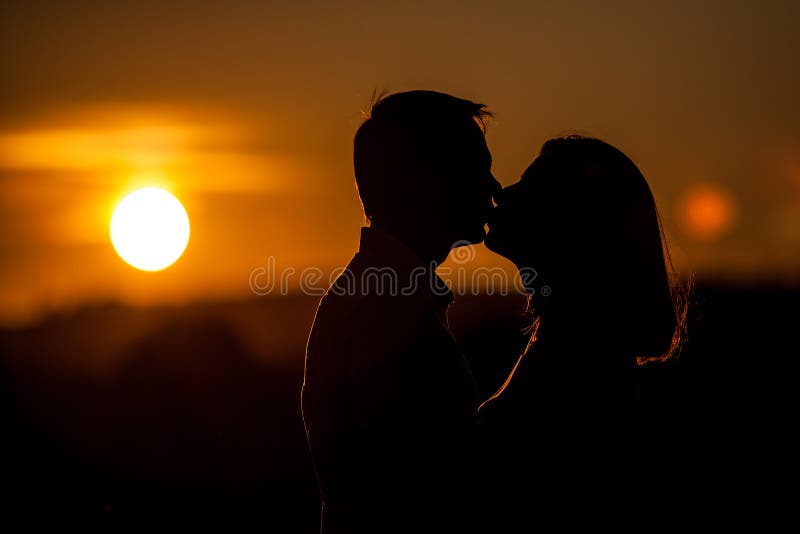 3 311 Bacio Romantico Al Tramonto Foto Foto Stock Gratis E Royalty Free Da Dreamstime