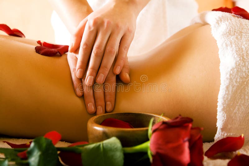 Žena si dopřát masáž v lázeňském prostředí.
