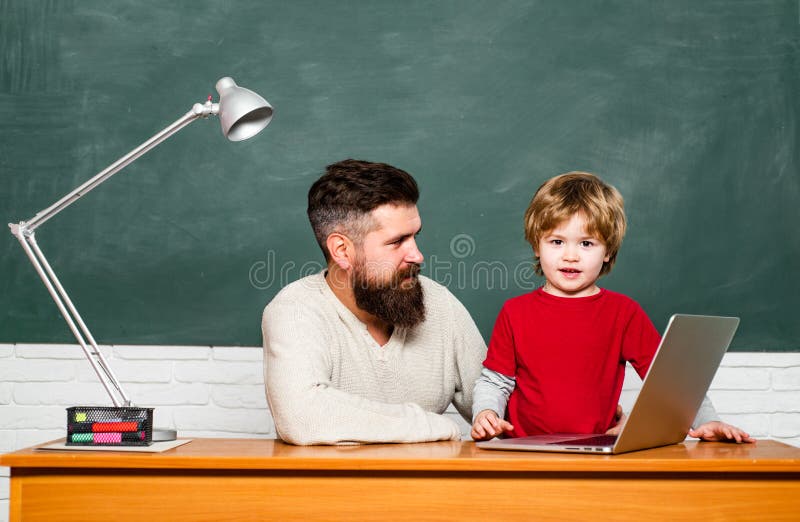 Dad teach. Папа учитель. Учитель мужчина и ученик мальчик. Учитель мужчина и ученик мальчик домогательства. Молодой учитель мужчина игра с детьми.