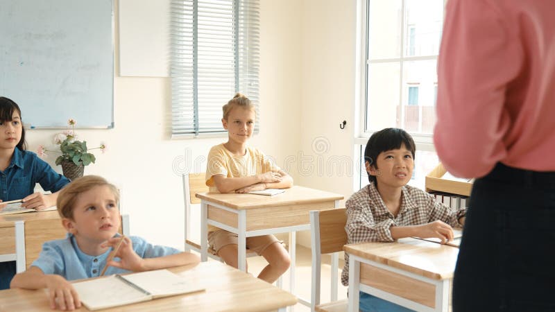 Retrospectivă a profesorului caucazian învață un elev divers la tablă. pedagogie. stock photos