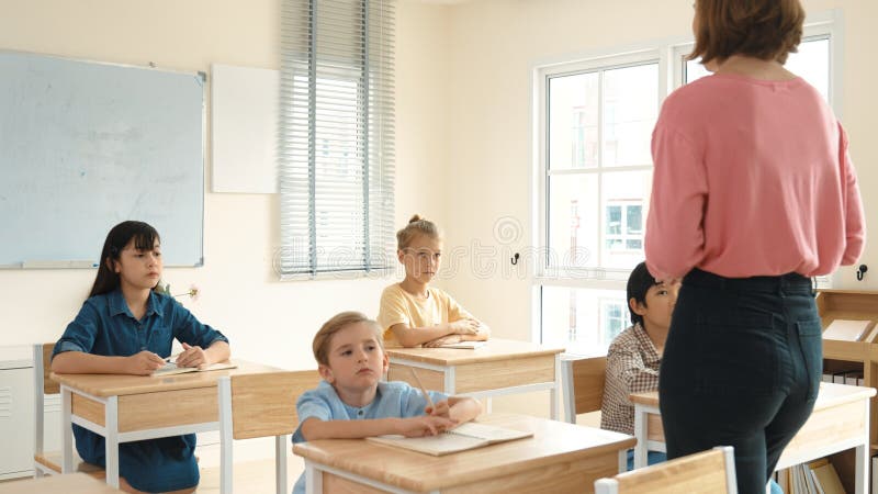 Retrospectivă a profesorului caucazian învață un elev divers la tablă. pedagogie. royalty free stock photography