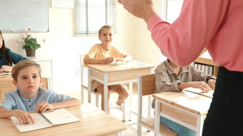 Retrospectivă a profesorului caucazian învață un elev divers la tablă. pedagogie. royalty free stock photos