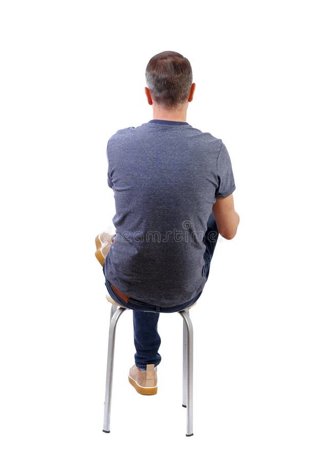 Человек сидит на стуле спиной. Сидячий человек на стуле со спины.