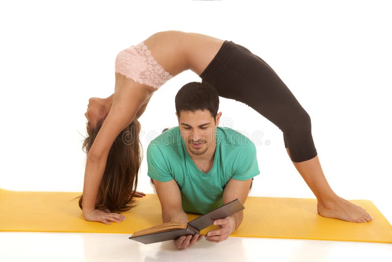 Backbend della donna sopra la lettura dell'uomo fotografie stock Backbend della donna sopra la lettura dell'uomo fotografie stock