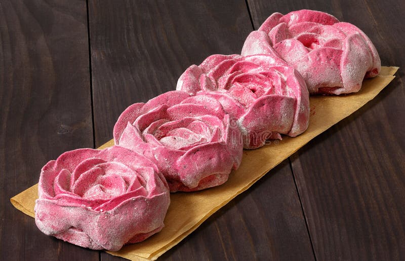 Backen Sie in Form einer Rose, Eibisch in einem Kasten zusammen stockfotos Backen Sie in Form einer Rose, Eibisch in einem Kasten zusammen stockfotos