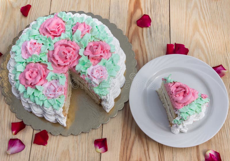 Backen Sie Korb von Rosen und Stück des Kuchens auf Platte zusammen lizenzfreies stockbild Backen Sie Korb von Rosen und Stück des Kuchens auf Platte zusammen lizenzfreies stockbild