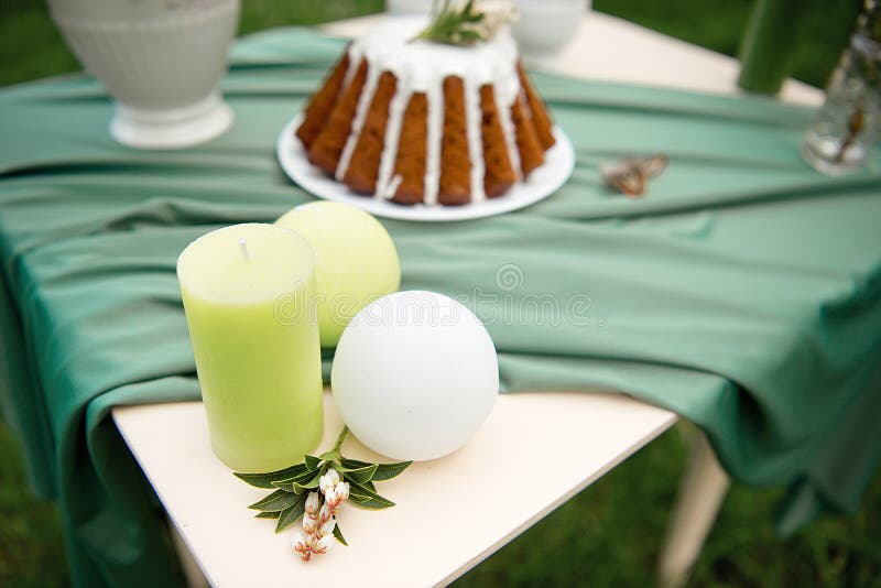Backen Sie mit einigen Schalen auf dem Picknicktisch zusammen, der mit Blumen, Kerzen, Vase auf dem grünen Gebiet verziert wird stockbilder Backen Sie mit einigen Schalen auf dem Picknicktisch zusammen, der mit Blumen, Kerzen, Vase auf dem grünen Gebiet verziert wird stockbilder
