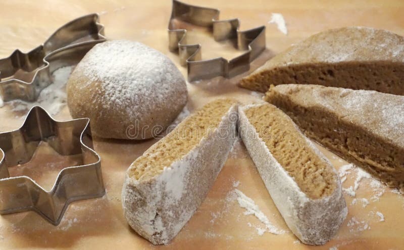 Backende Zusätze und Teig des Weihnachtskuchens zugebereitet für das Backen lizenzfreie stockfotos Backende Zusätze und Teig des Weihnachtskuchens zugebereitet für das Backen lizenzfreie stockfotos