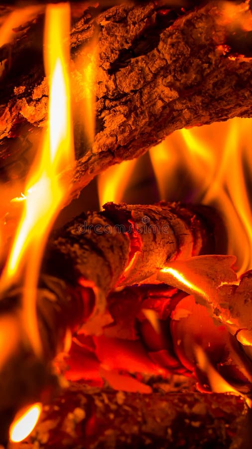 Nahaufnahme des brennenden Holzes im Kamin.