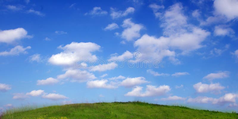 Trong những bức ảnh này, bạn sẽ thấy bầu trời và những đám mây trên đỉnh đồi, tạo ra một bầu không khí yên bình và thư giãn. Hãy thưởng thức ngay những hình ảnh tuyệt đẹp này!