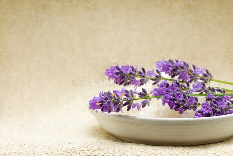 Balneario bano sal a lavanda flores.