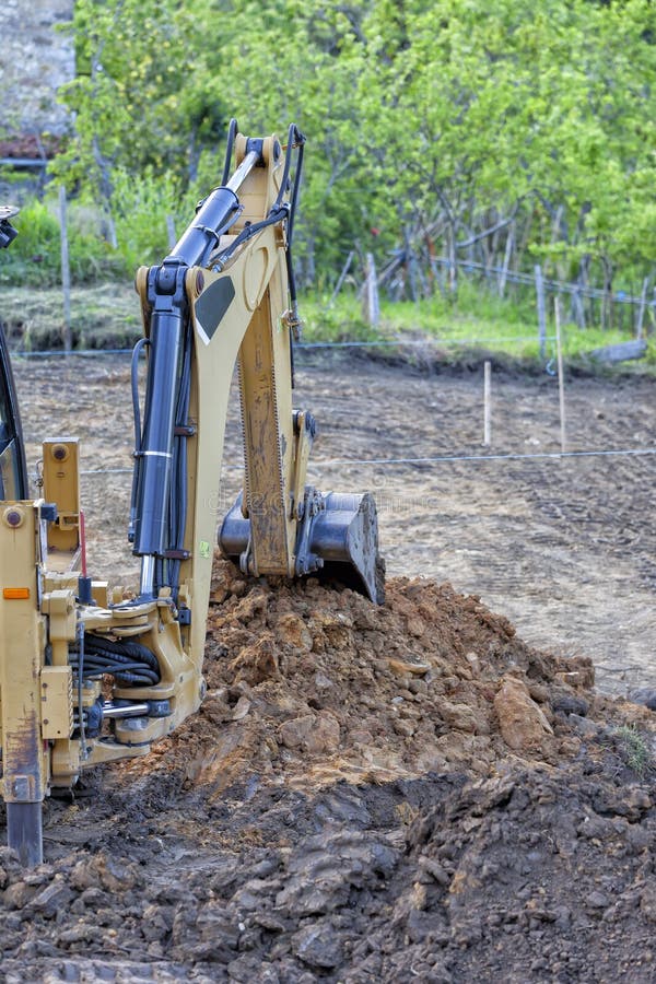 Backhoe wykopuje ziemię w budowie zdjęcie royalty free Backhoe wykopuje ziemię w budowie zdjęcie royalty free