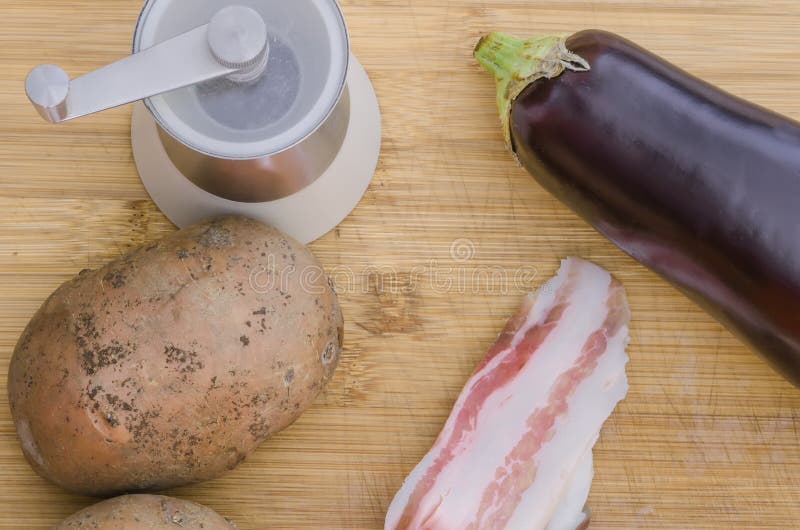 Backon con las verduras y la sal fotografía de archivo libre de regalías Backon con las verduras y la sal fotografía de archivo libre de regalías