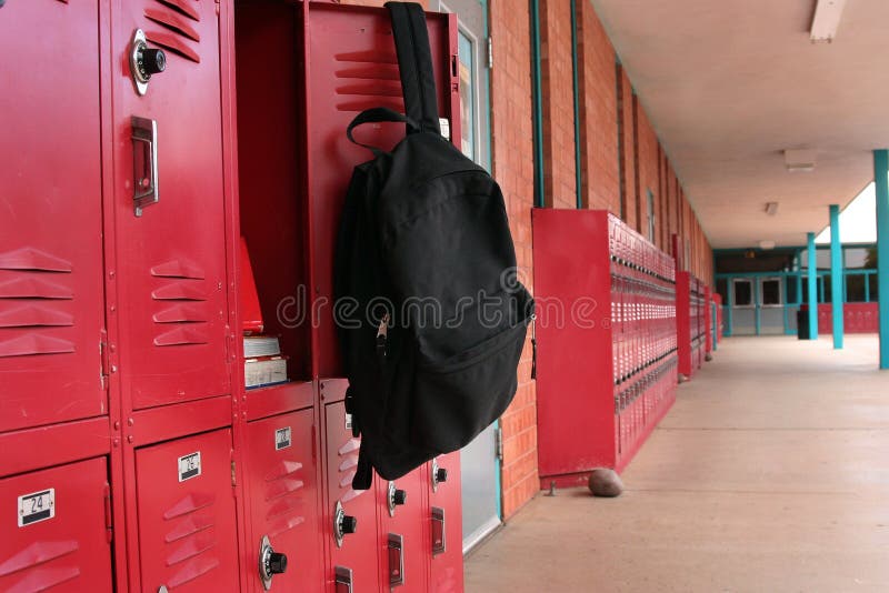 Negro mochila colgante sobre el puerta sobre el gabinetes.