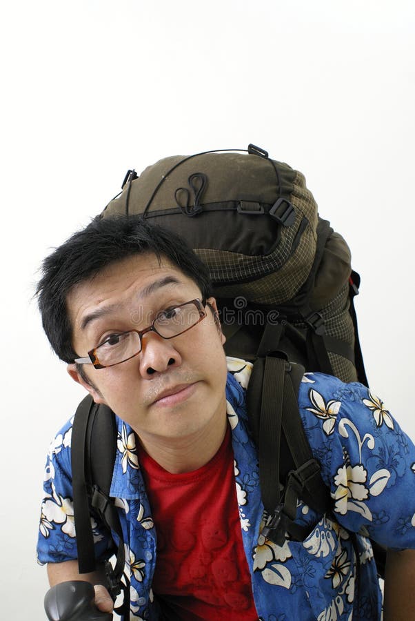Backpacker asiático cansado