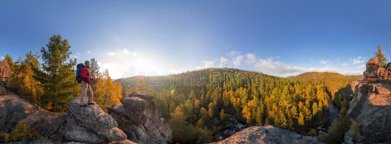 Backpacker bovenop een rotsdaling bij dageraad Cilindrisch panorama 360 graden
