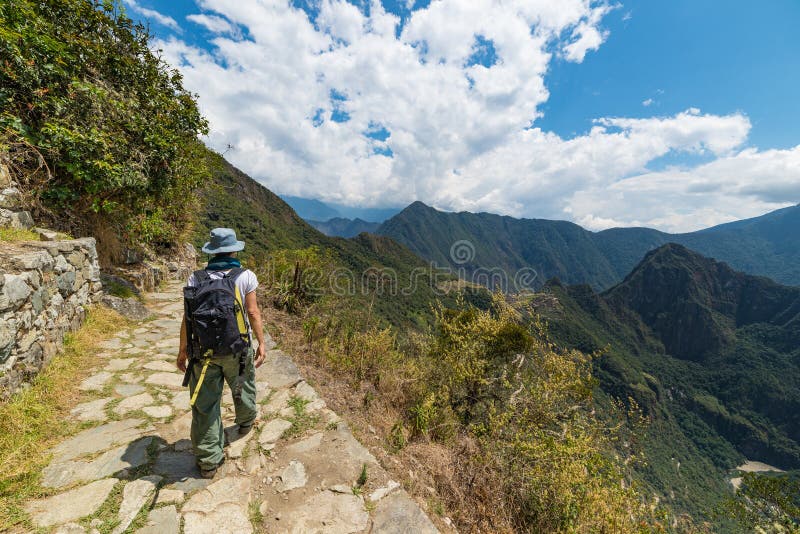 Backpacker die de steile voetpadden van Inca ` s van Machu Picchu, de meest bezochte reisbestemming in Peru onderzoeken De zomera stock foto Backpacker die de steile voetpadden van Inca ` s van Machu Picchu, de meest bezochte reisbestemming in Peru onderzoeken De zomera stock foto