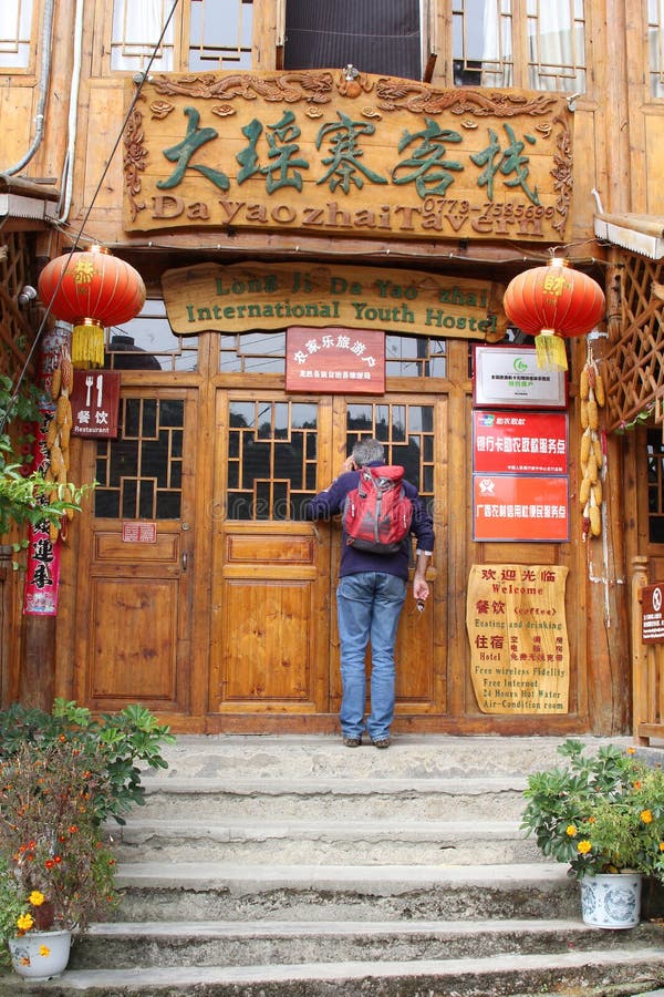 Backpacker en el albergue juvenil internacional cerca de Longsheng en China foto de archivo Backpacker en el albergue juvenil internacional cerca de Longsheng en China foto de archivo